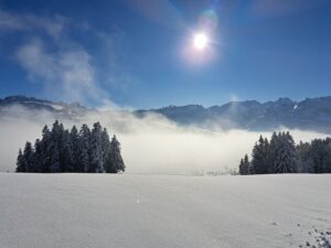 Schneesturm bei strahlendem Sonnenschein