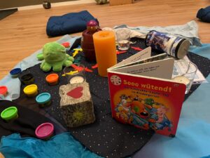 Trauergruppe für Kinder mit Büchern, Gefühlsstein und Kuscheltier